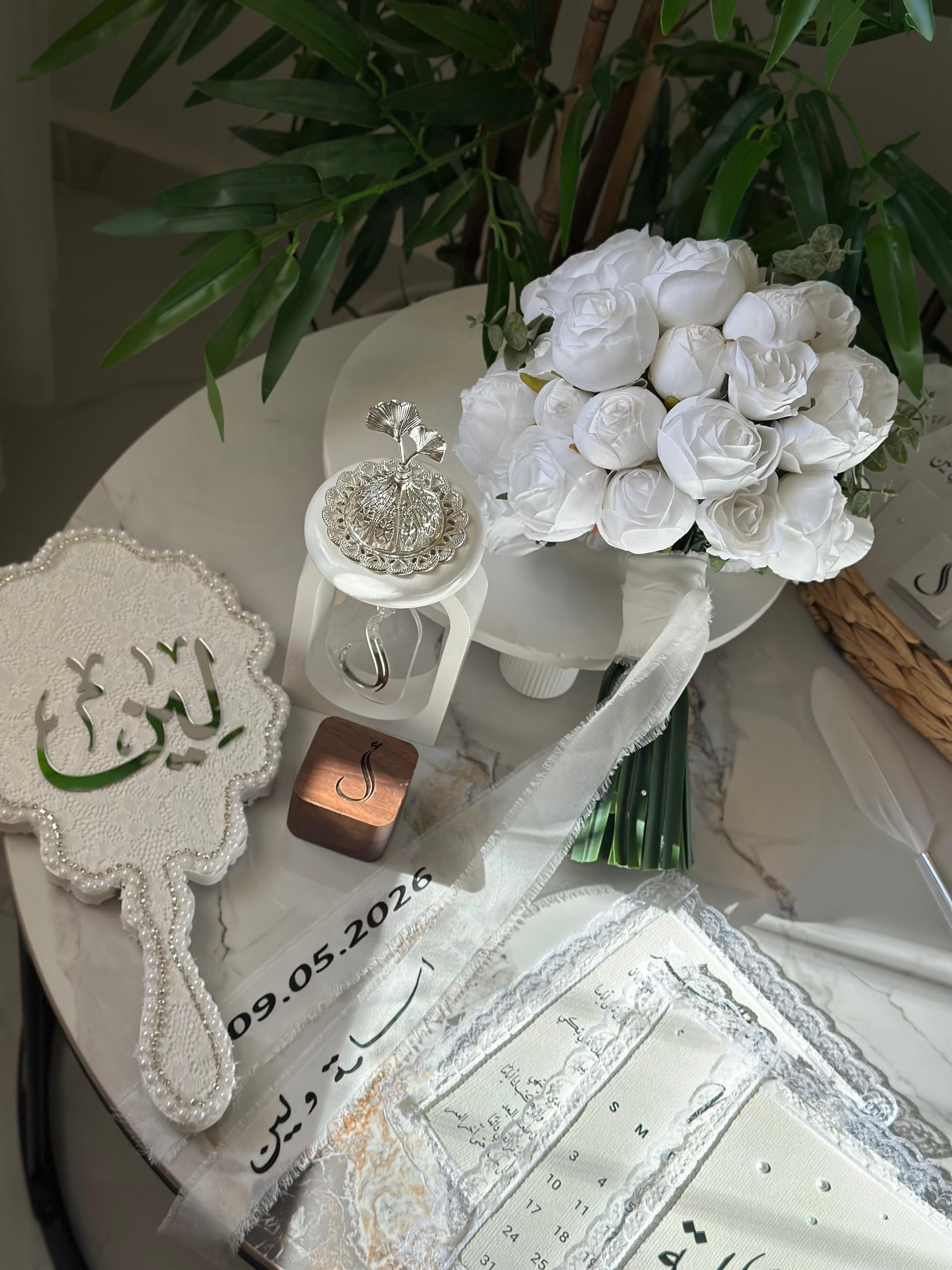 مسكة بيوني مشكل ابيض ناصع