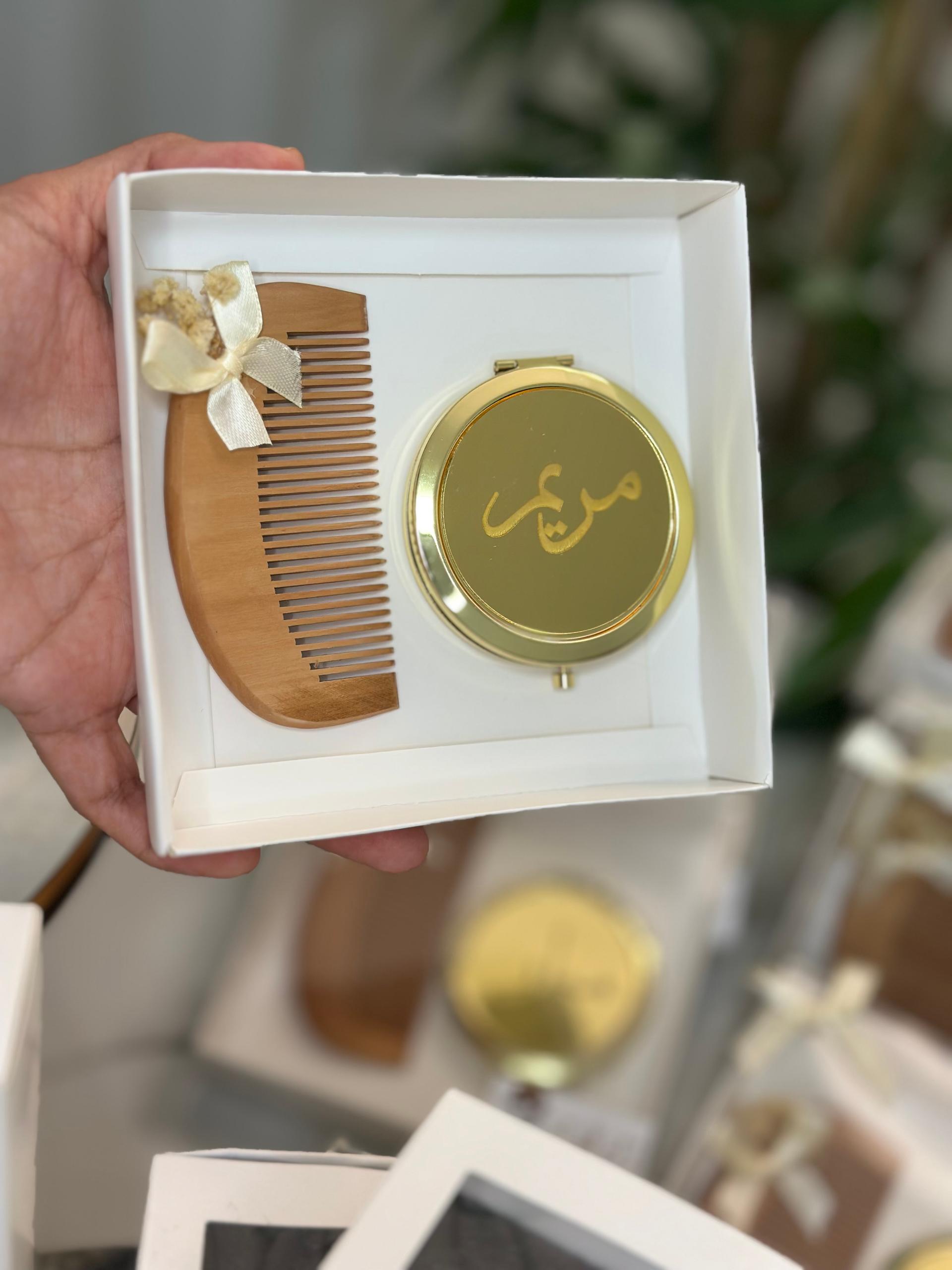 مرآة مع مشط