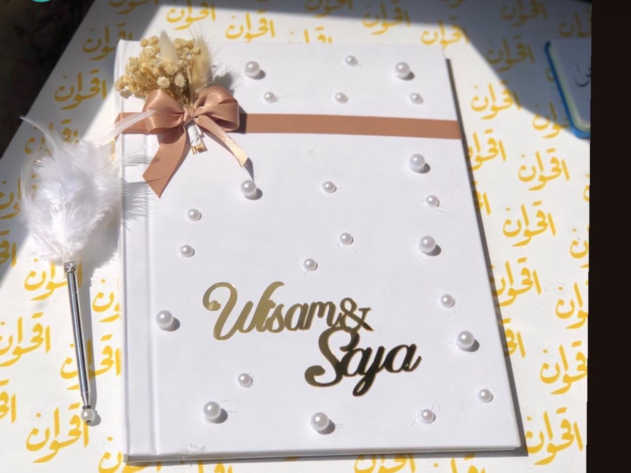 دفتر مع قلم 