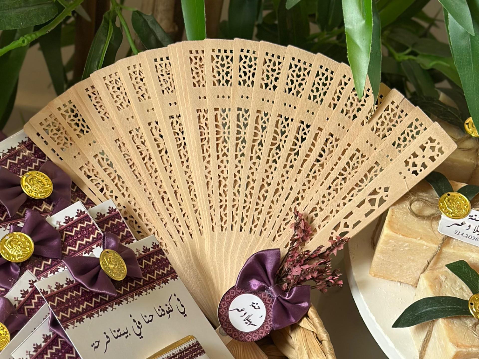 مروحة خشبية مع تزيين شبرة وليرة 
