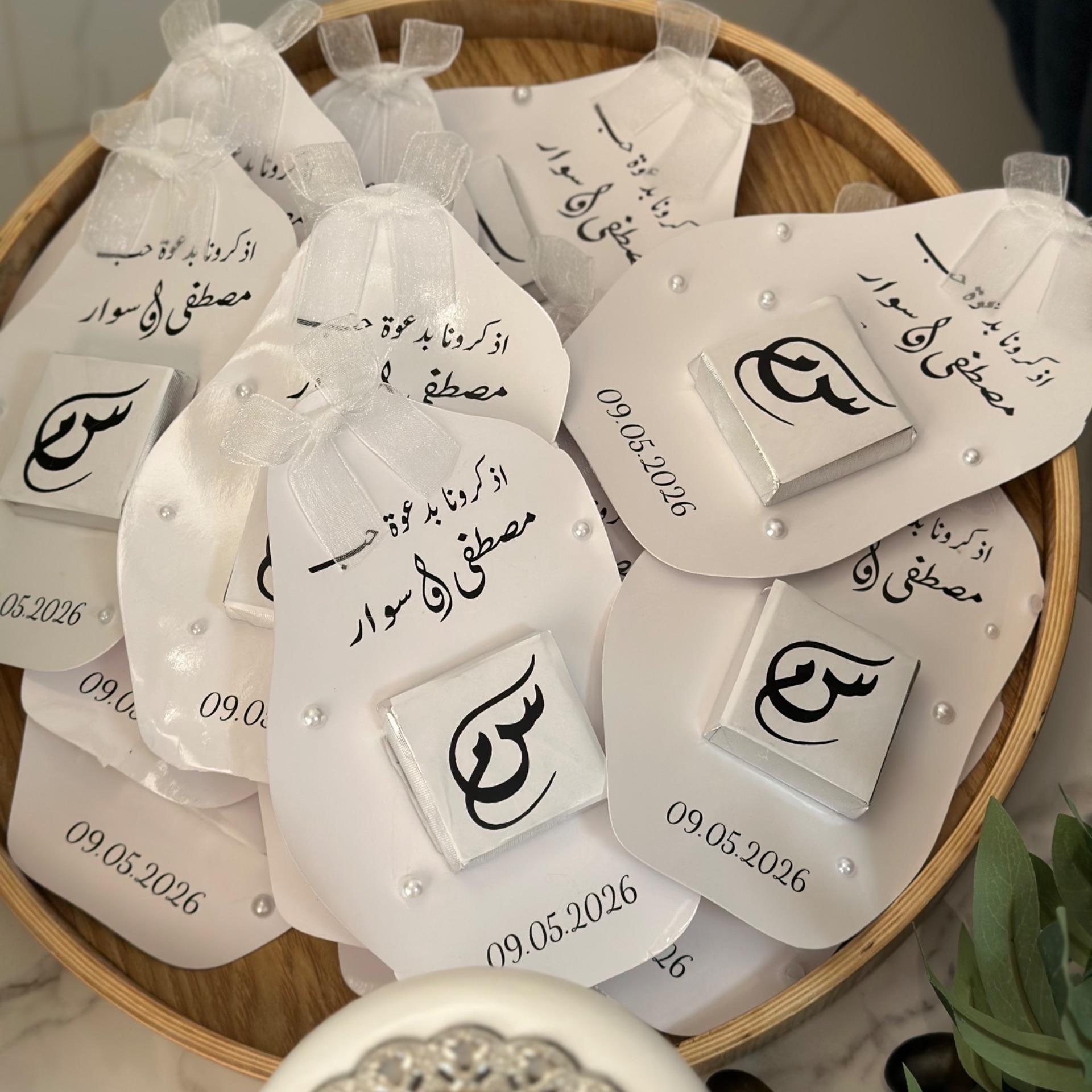 كرت متعرج مع شوكلاته