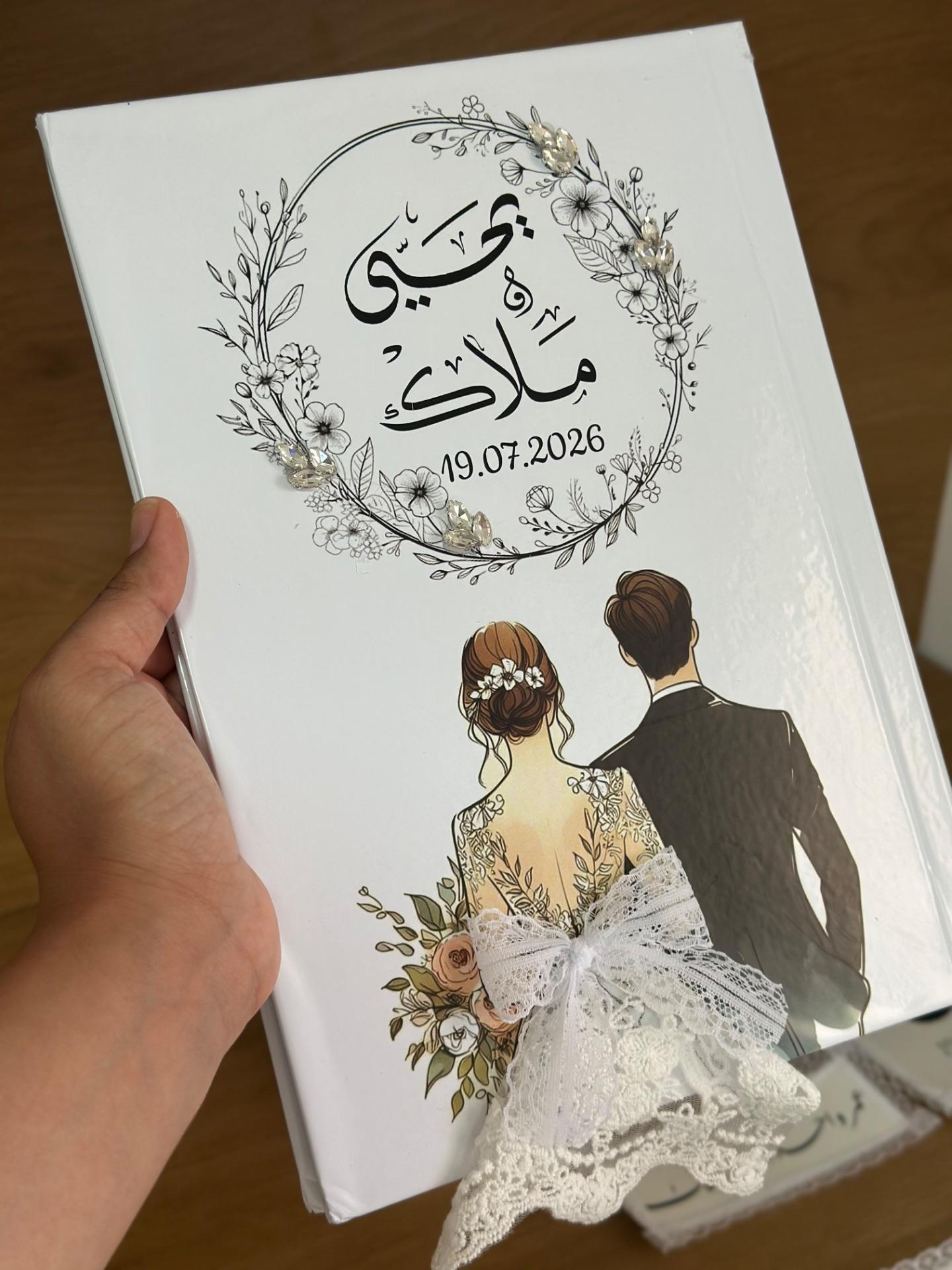 دفتر توقيع للضيوف مع قلم