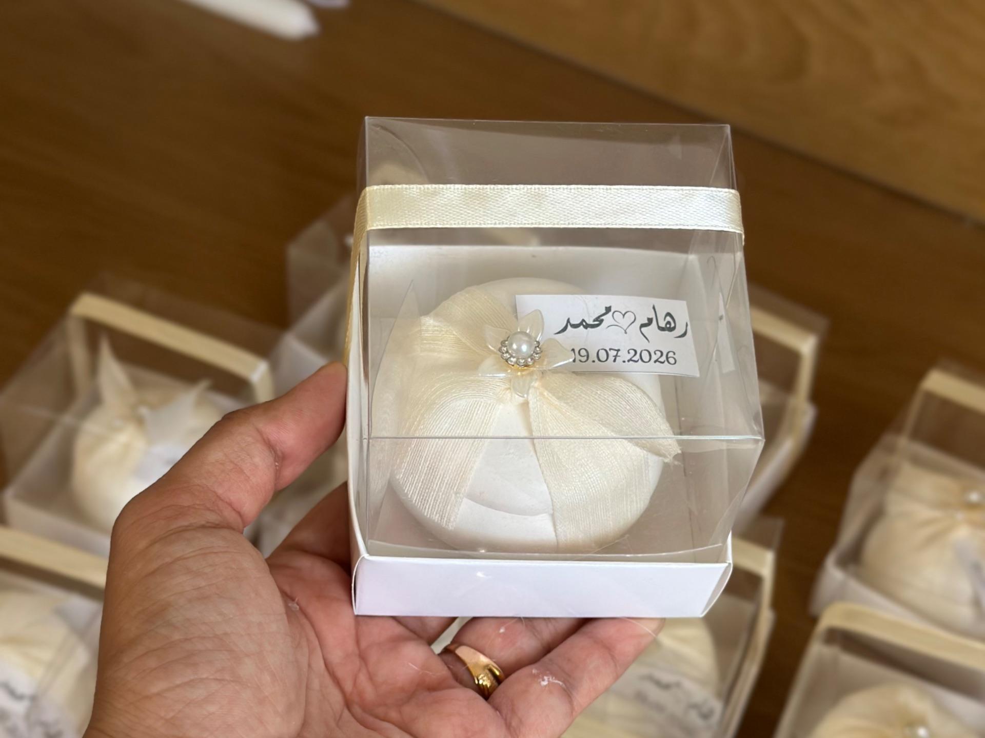 علبه كونكريت بداخلها شمع معطر
