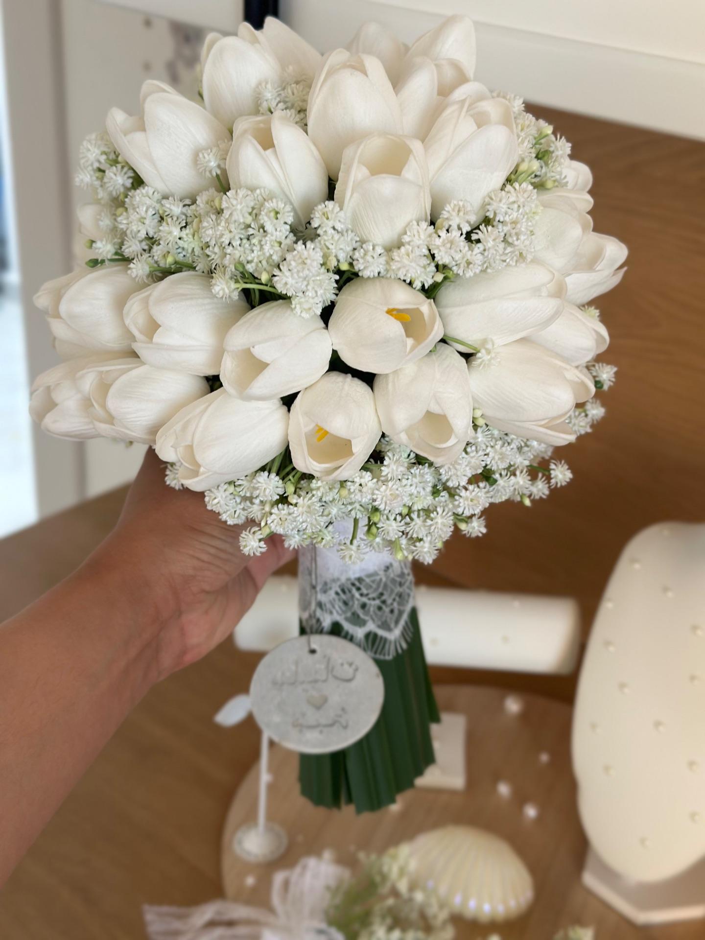 مسكة توليب مع جبسوفيل صناعي
