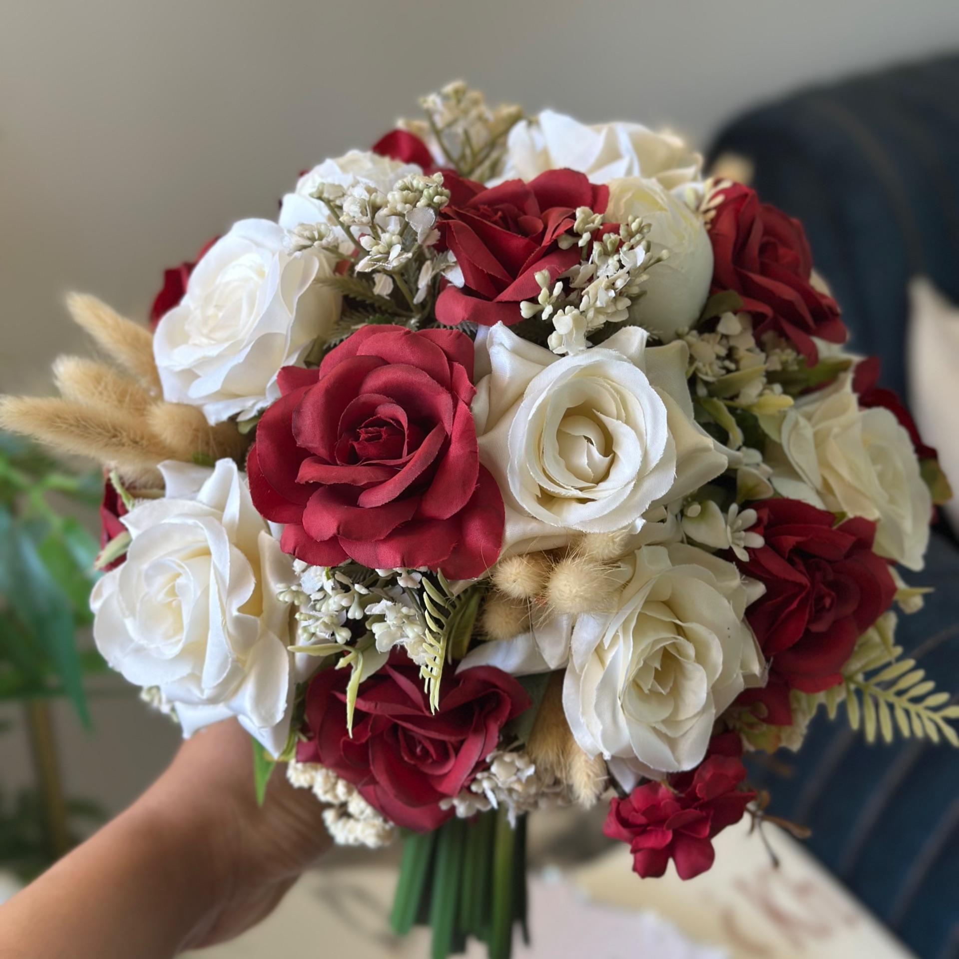 مسكة جوريات خمري وابيض 