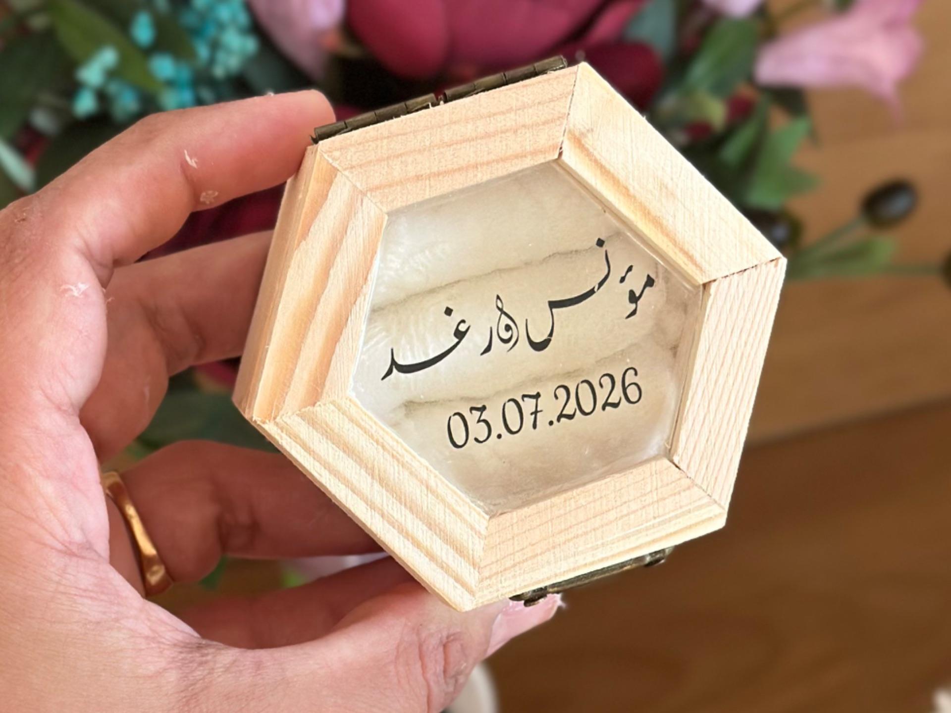 صندوق دبلة خشب ودانتيل