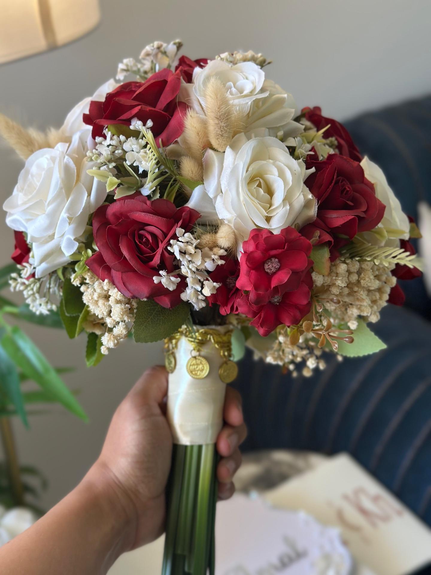 مسكة جوريات خمري وابيض 