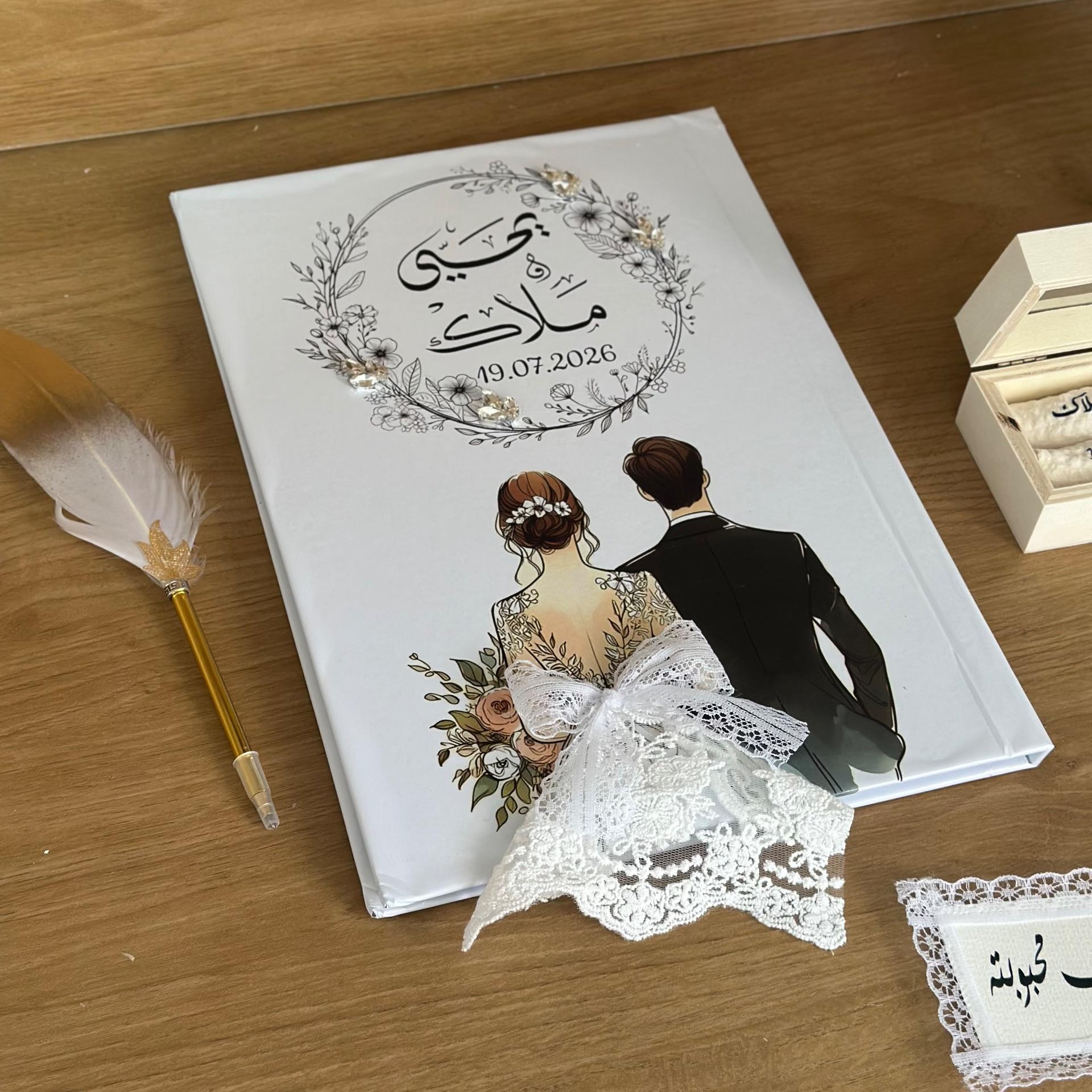 دفتر توقيع للضيوف مع قلم