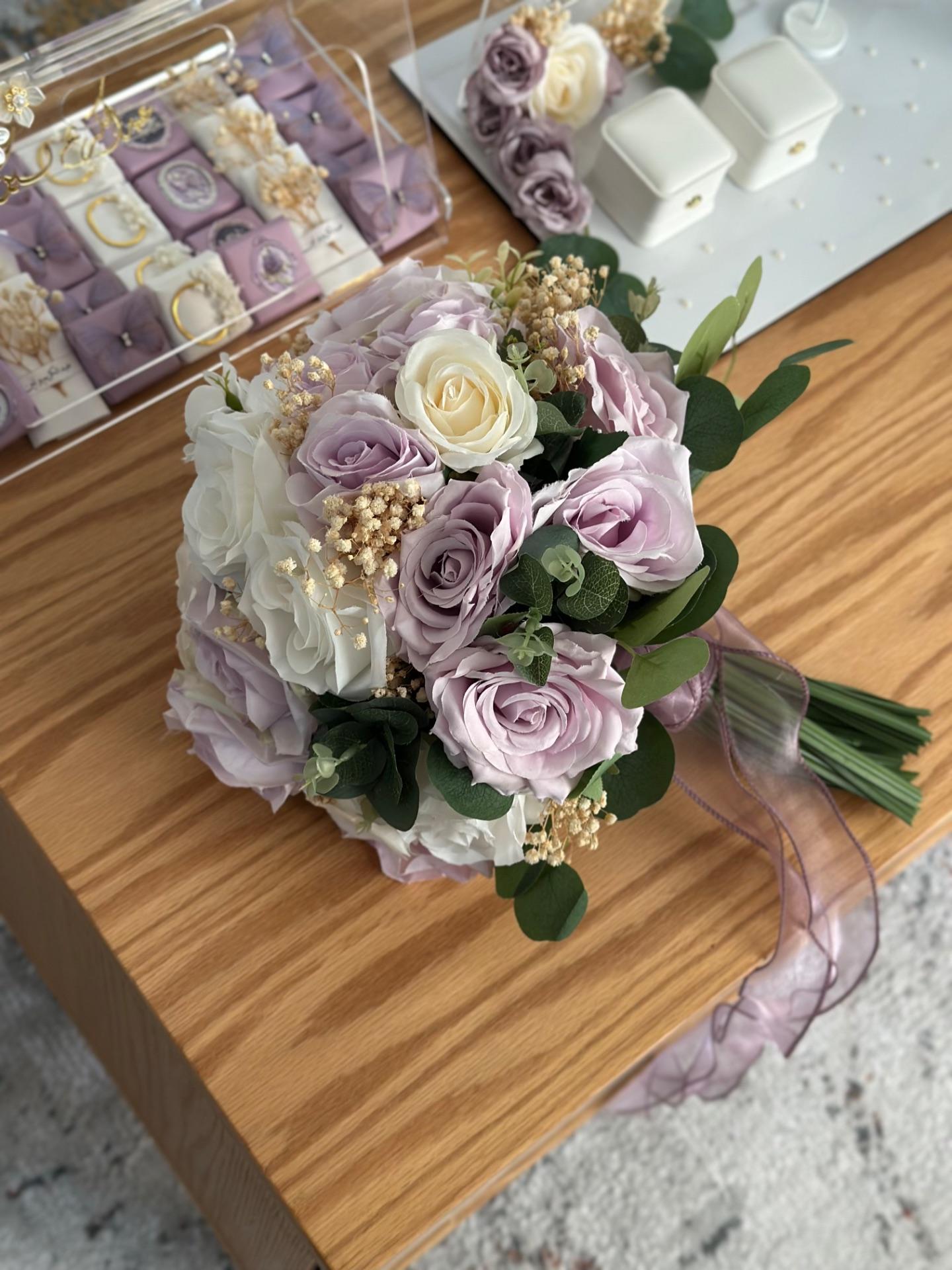 مسكة عروس جوري نهدي فاتح وابيض 