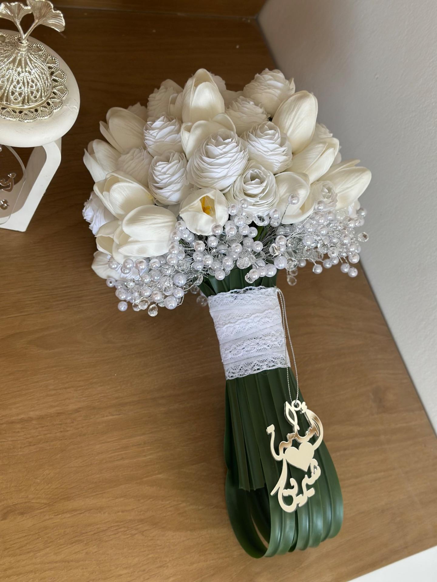 مسكة توليب مع راننكلوس
