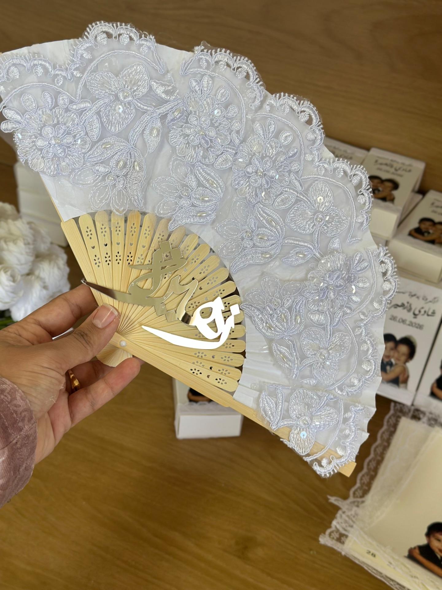 مروحة عروس دانتيل مع اسم فضي 