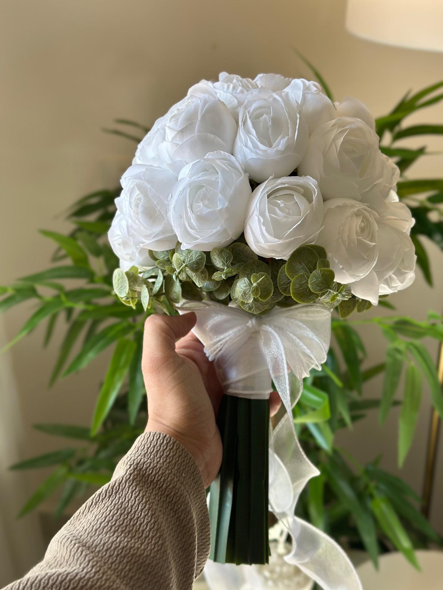 ‏مسكة بيوني ابيض ناصع
