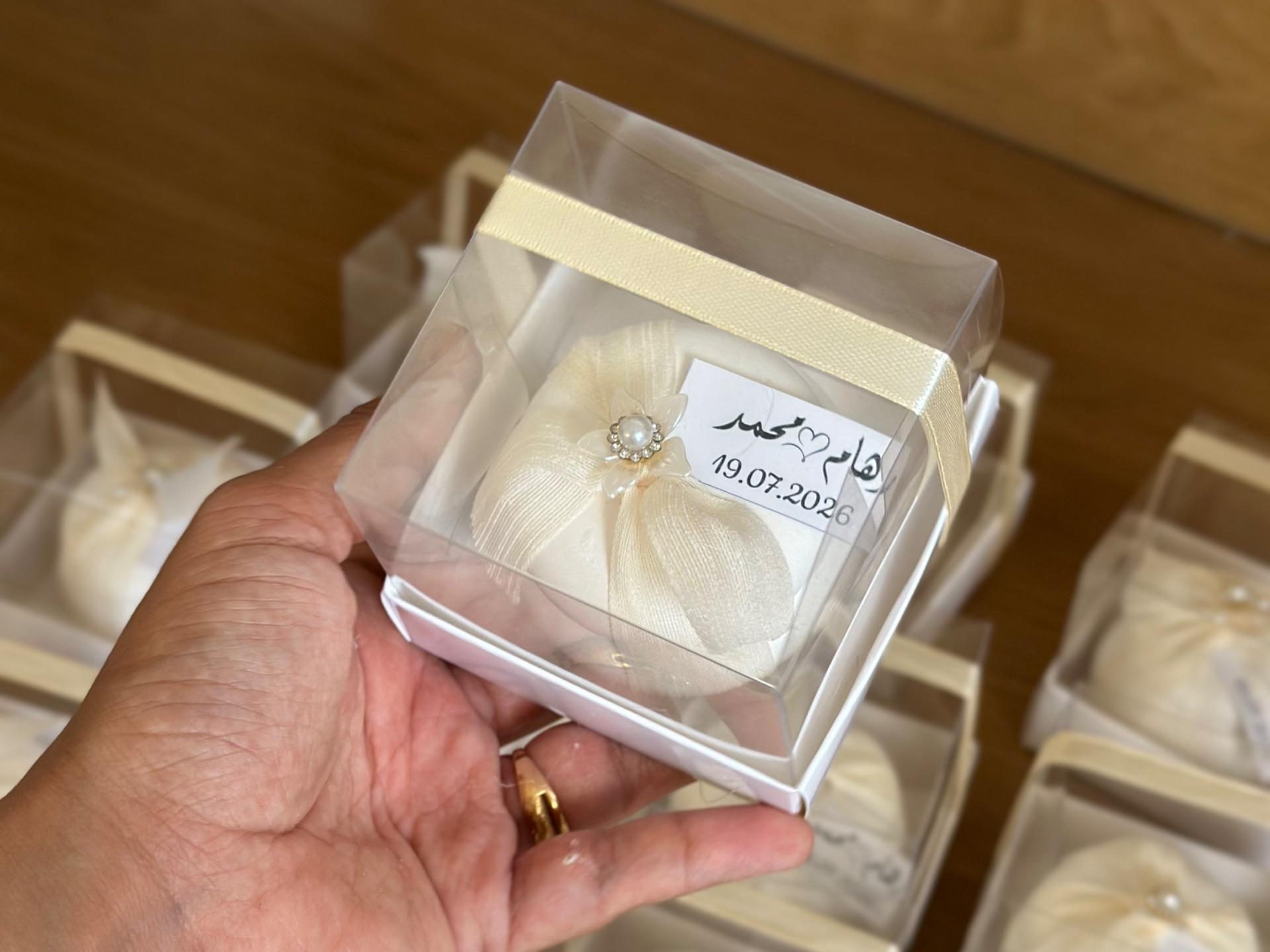 علبه كونكريت بداخلها شمع معطر