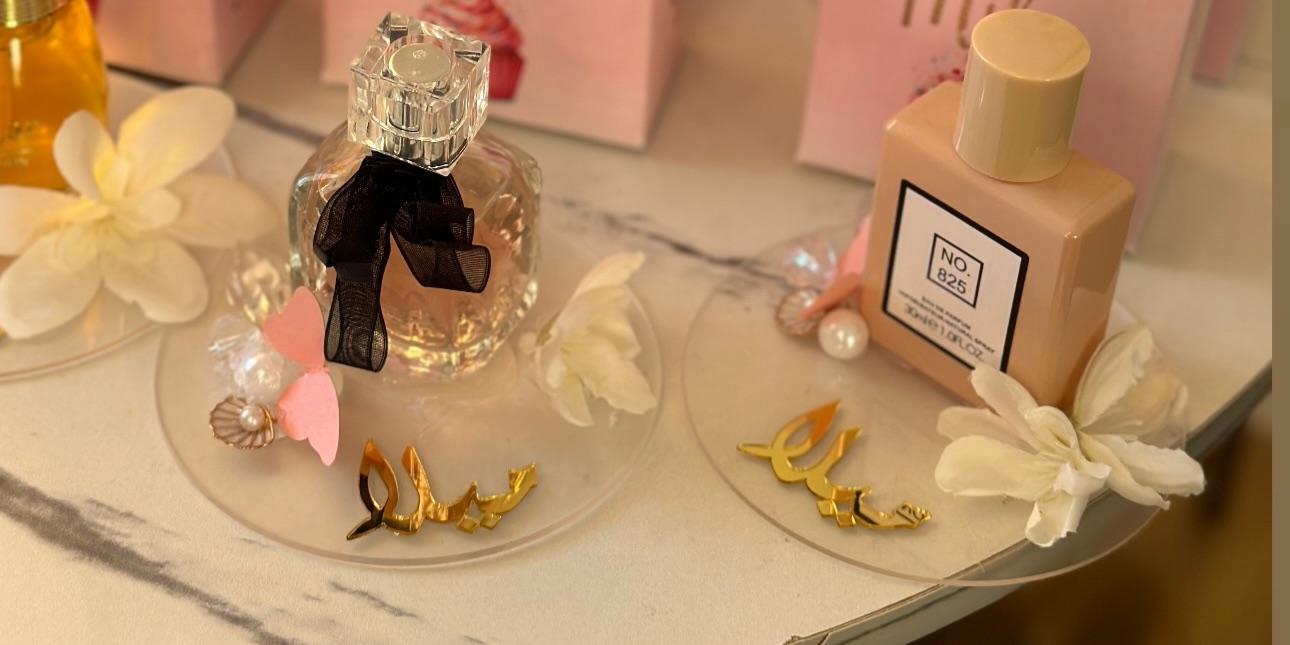 عطر مع قاعدة اكريلك واسم اكريلك 