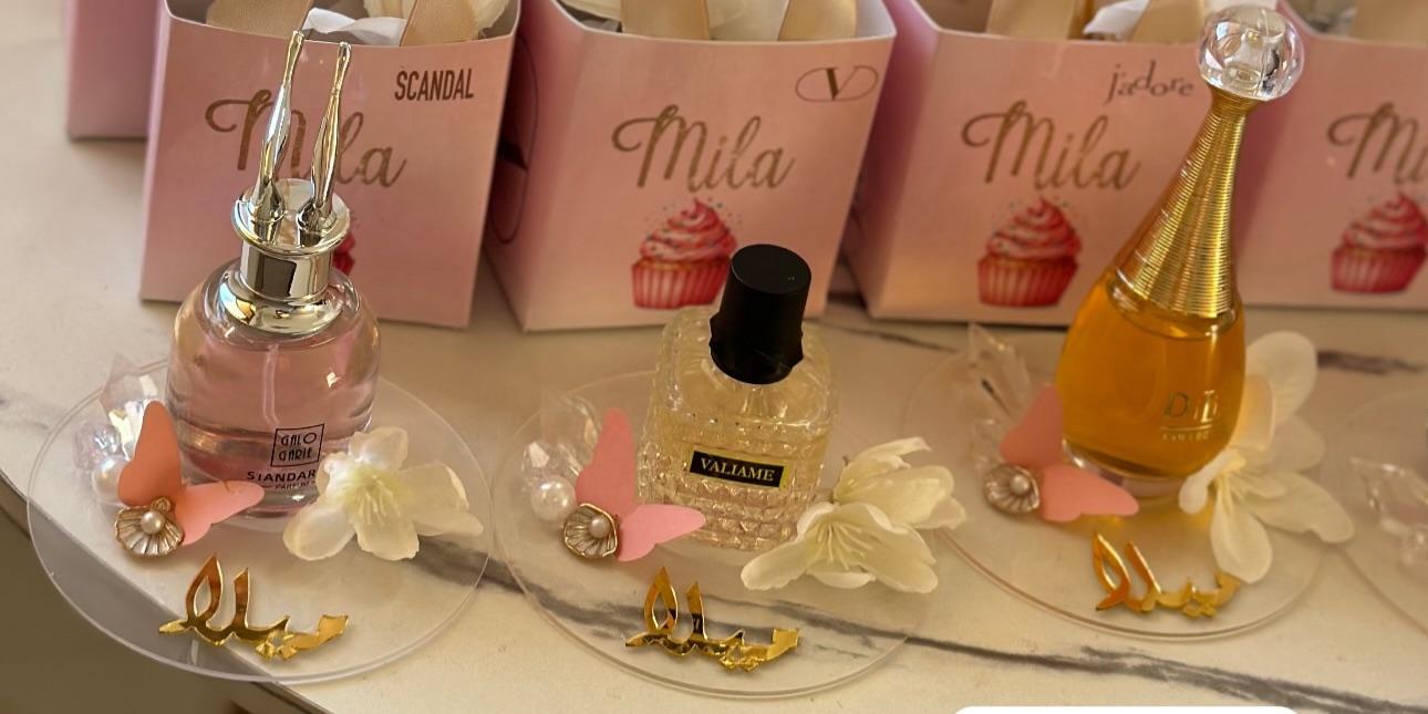 عطر مع قاعدة اكريلك واسم اكريلك 