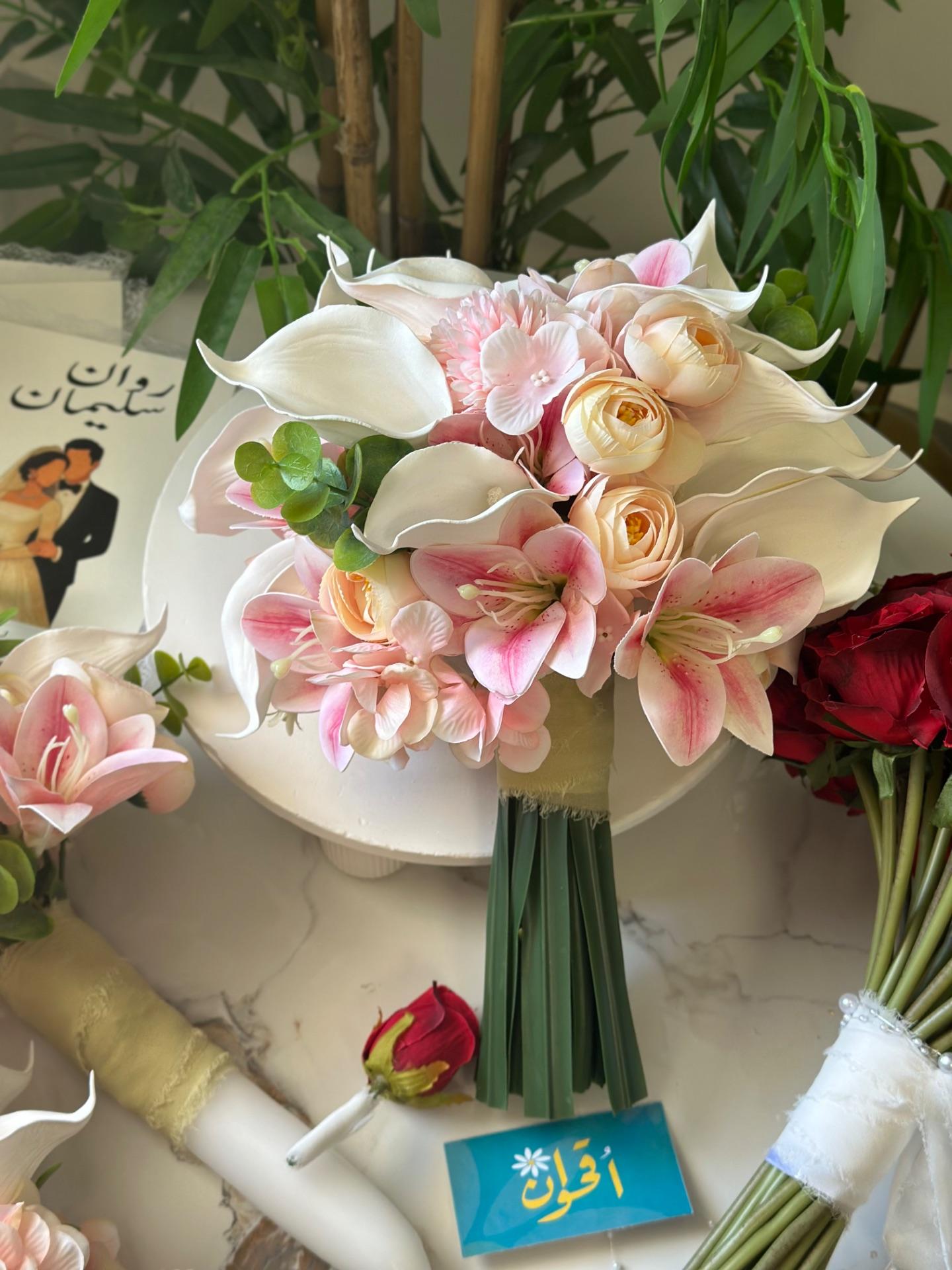 مسكة وشموع لون مشمشي وابيض 