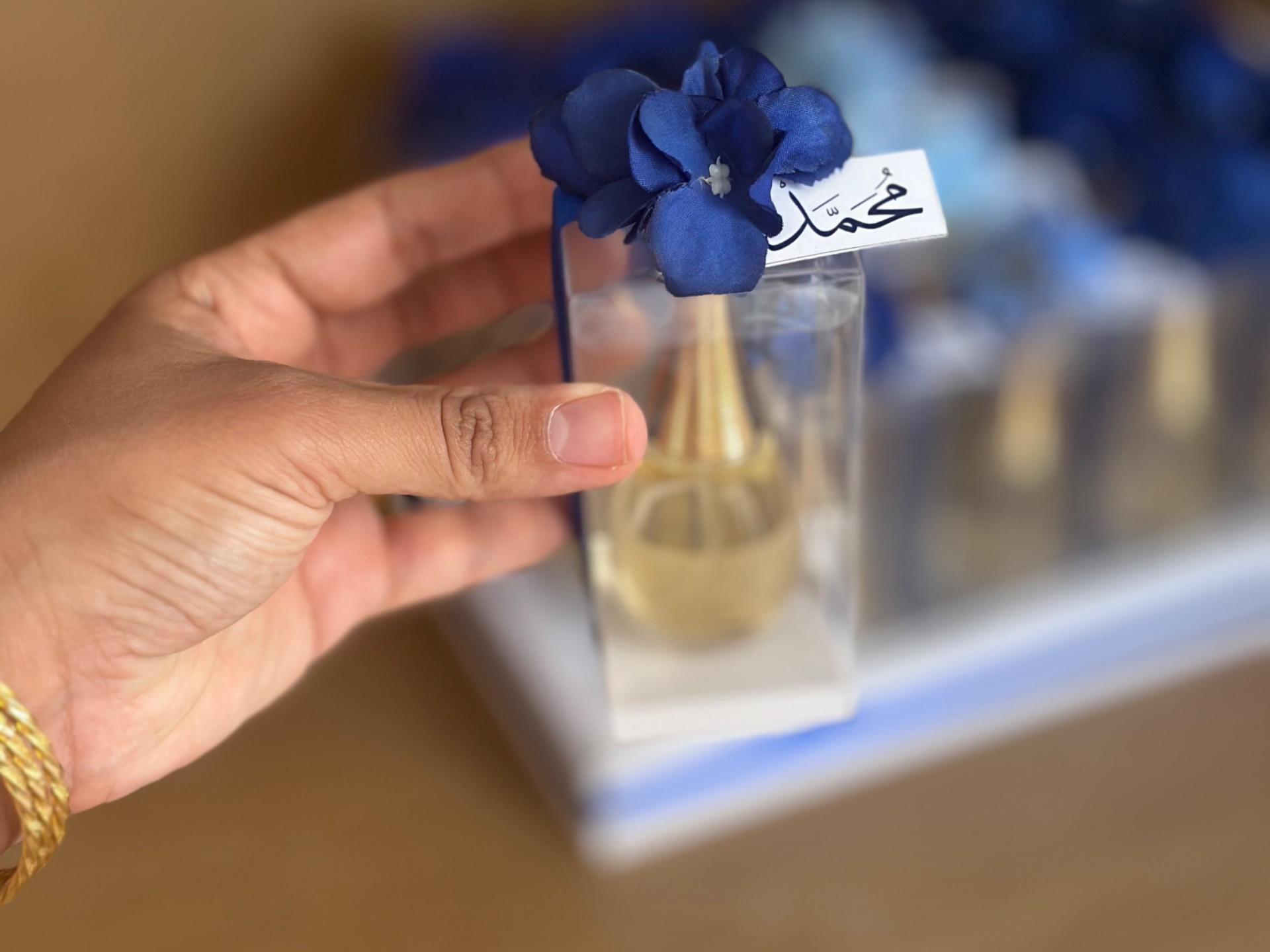 عطر جدور مع علبه شفافه